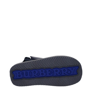 Blaue Stoff-Sandalen