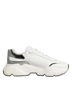 Weiße und silberne Daymaster Sneakers mit niedrigem Schaft
